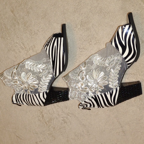 ๐ฃTMBU Black & White Zebra Print Lace Pumps - Picture 8 of 11